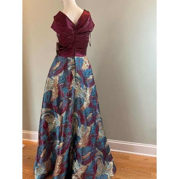 Teri Jon by Rickie Freeman Draped Taffeta Metallic Gown. Size 2 - Picture 6 of 8